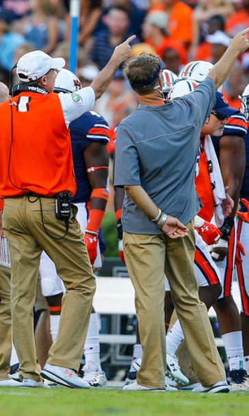 Malzahn turns over Auburn's offensive play calling duties